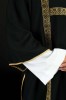 Dalmatyka liturgiczna czarna ze złotymi pasami żakardowymi – widok z boku