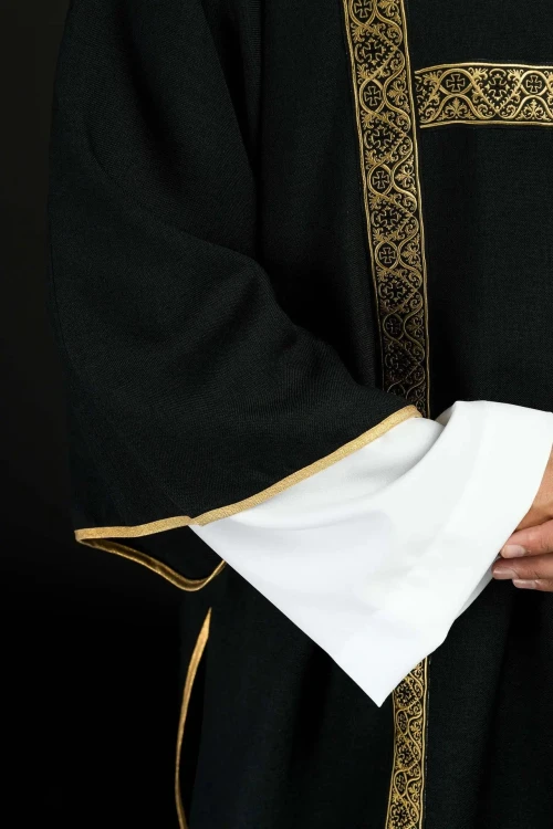 Dalmatyka liturgiczna czarna ze złotymi pasami żakardowymi – widok z boku
