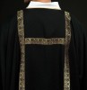Dalmatyka liturgiczna czarna ze złotymi pasami żakardowymi – zbliżenie tkaniny