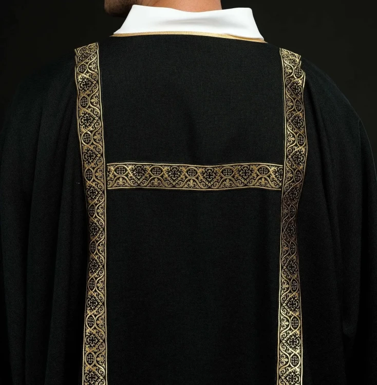 Dalmatyka liturgiczna czarna ze złotymi pasami żakardowymi – zbliżenie tkaniny