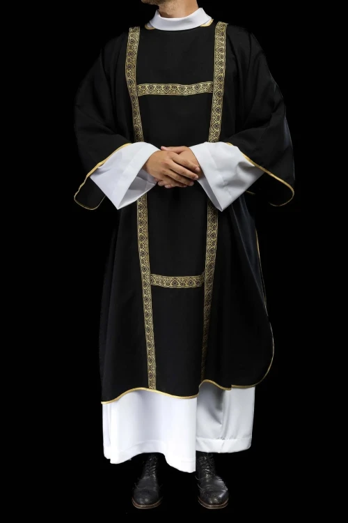 Dalmatyka liturgiczna czarna ze złotymi pasami żakardowymi – zestaw ze stułą