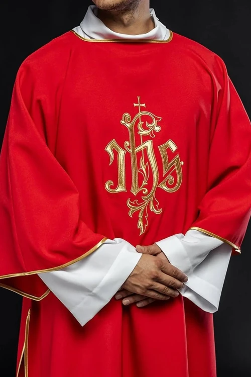 Dalmatyka liturgiczna czerwona z haftem IHS – widok całej szaty