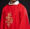 Dalmatyka liturgiczna czerwona z haftem IHS – detal haftu lub pasa