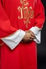Dalmatyka liturgiczna czerwona z haftem IHS – wykończenie dekoltu