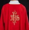 Dalmatyka liturgiczna czerwona z haftem IHS – widok z boku