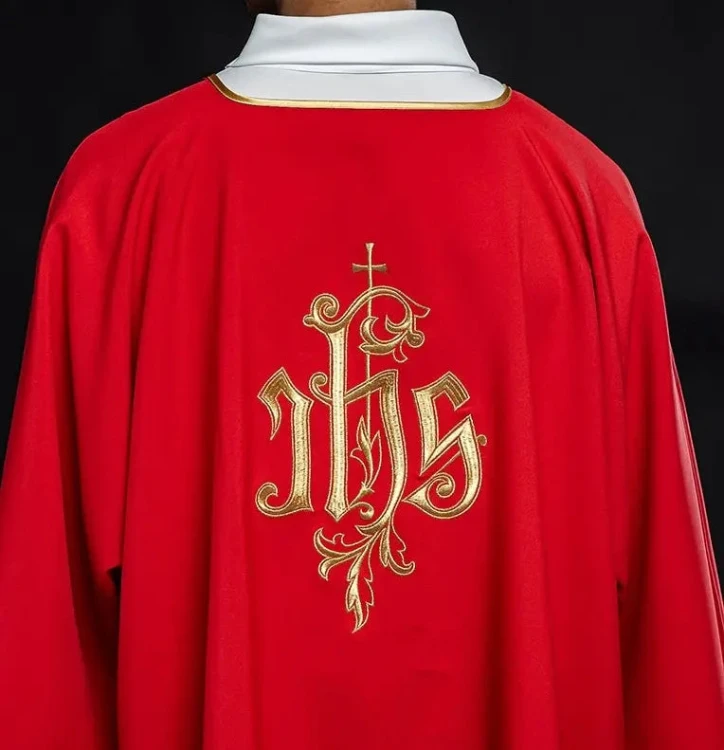 Dalmatyka liturgiczna czerwona z haftem IHS – widok z boku