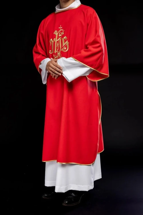 Dalmatyka liturgiczna czerwona z haftem IHS – zbliżenie tkaniny