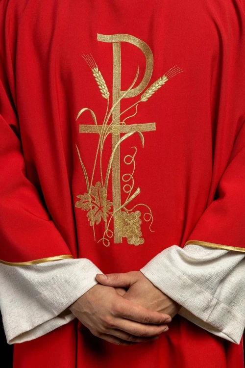 Dalmatyka liturgiczna czerwona z haftem krzyża PAX – detal haftu lub pasa