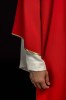 Dalmatyka liturgiczna czerwona z haftem krzyża PAX – widok z boku