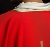 Dalmatyka liturgiczna czerwona z haftem krzyża PAX – widok z tyłu