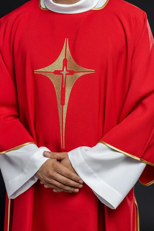 Dalmatyka liturgiczna czerwona z haftem złotego krzyża – widok całej szaty