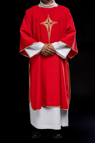 Dalmatyka liturgiczna czerwona z haftem złotego krzyża – główne zdobienie