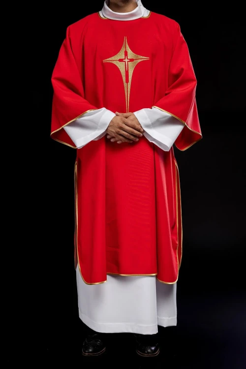 Dalmatyka liturgiczna czerwona z haftem złotego krzyża – główne zdobienie
