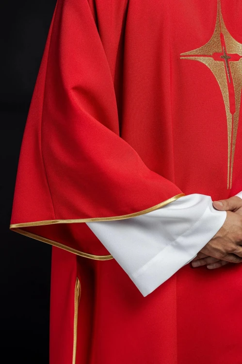 Dalmatyka liturgiczna czerwona z haftem złotego krzyża – detal haftu lub pasa