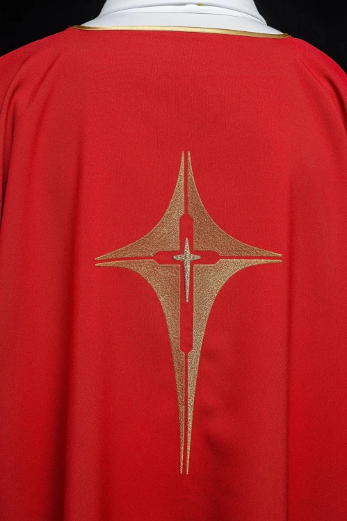 Dalmatyka liturgiczna czerwona z haftem złotego krzyża – widok z tyłu