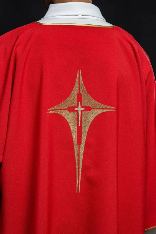 Dalmatyka liturgiczna czerwona z haftem złotego krzyża – zbliżenie tkaniny