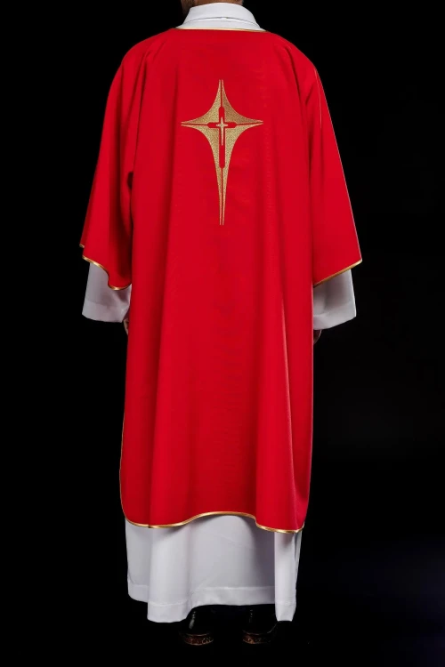 Dalmatyka liturgiczna czerwona z haftem złotego krzyża – detal wykończenia
