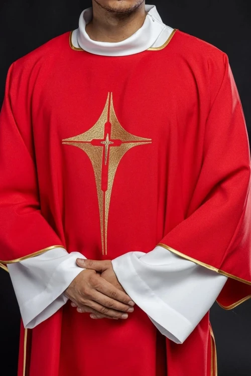 Dalmatyka liturgiczna czerwona z haftem złotego krzyża – układ dekoracji