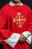 Dalmatyka liturgiczna czerwona z haftem złotych krzyży – widok całej szaty