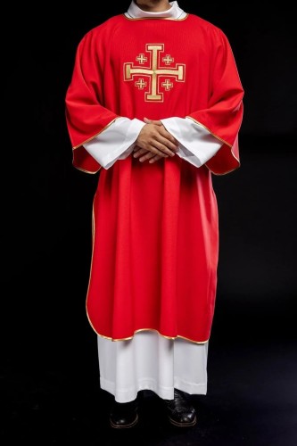 Dalmatyka liturgiczna czerwona z haftem złotych krzyży – główne zdobienie