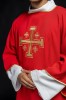 Dalmatyka liturgiczna czerwona z haftem złotych krzyży – detal haftu lub pasa