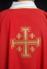 Dalmatyka liturgiczna czerwona z haftem złotych krzyży – wykończenie dekoltu