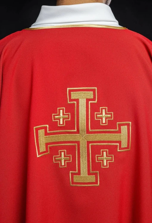 Dalmatyka liturgiczna czerwona z haftem złotych krzyży – wykończenie dekoltu