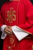 Dalmatyka liturgiczna czerwona z haftowanym pasem IHS – widok całej szaty