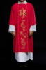 Dalmatyka liturgiczna czerwona z haftowanym pasem IHS – główna dekoracja
