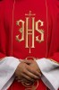 Dalmatyka liturgiczna czerwona z haftowanym pasem IHS – zbliżenie haftu