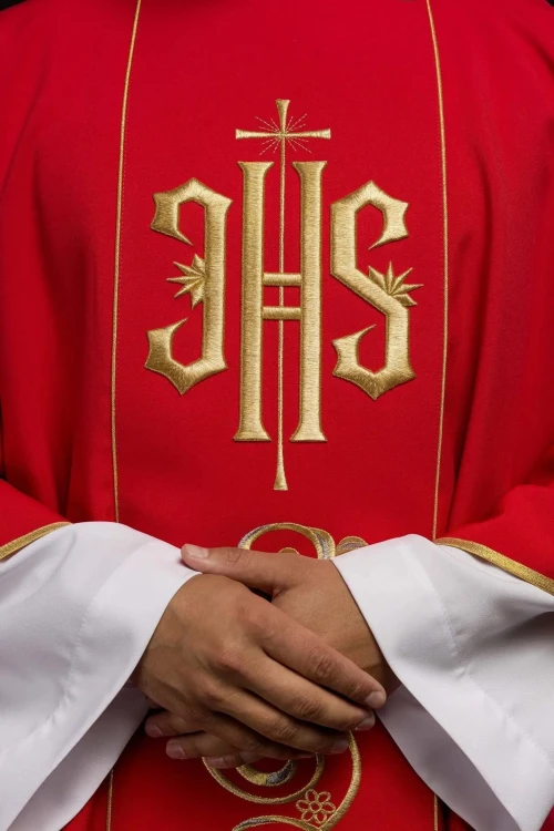 Dalmatyka liturgiczna czerwona z haftowanym pasem IHS – zbliżenie haftu