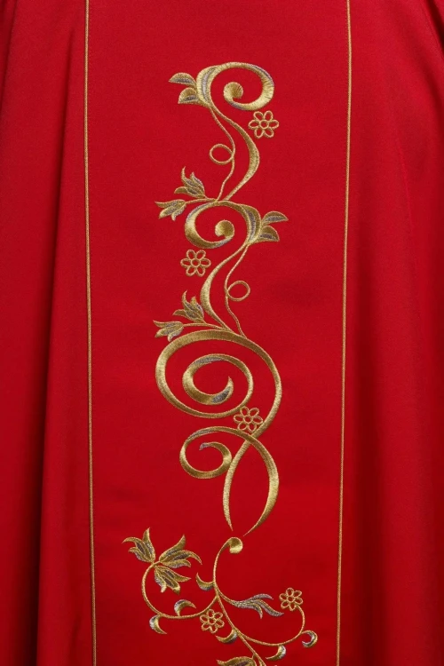 Dalmatyka liturgiczna czerwona z haftowanym pasem IHS – wykończenie dekoltu