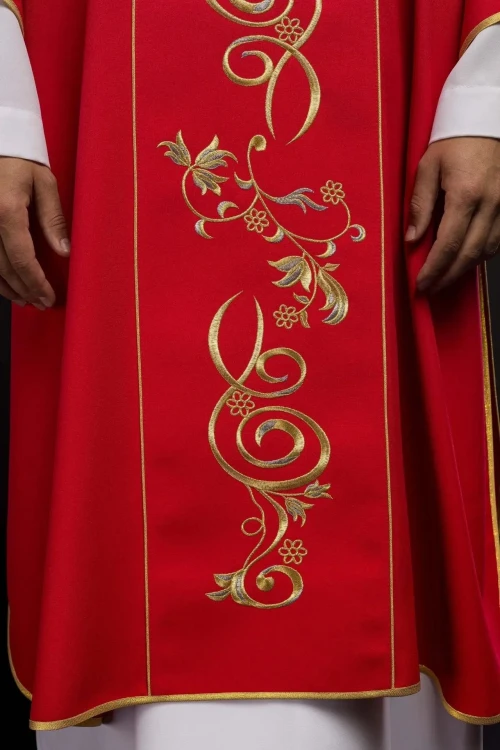 Dalmatyka liturgiczna czerwona z haftowanym pasem IHS – widok z boku