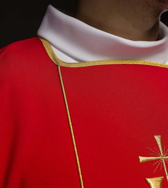 Dalmatyka liturgiczna czerwona z haftowanym pasem IHS – struktura tkaniny