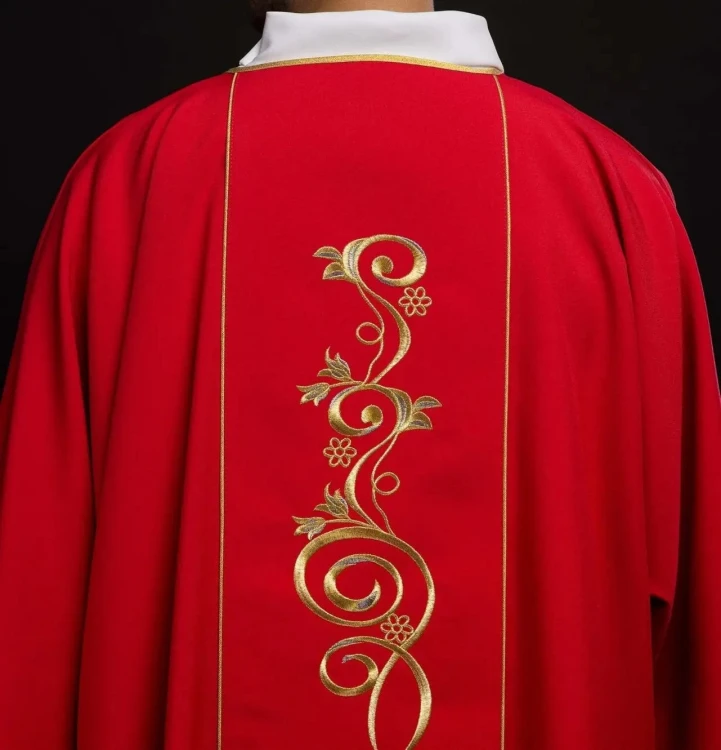 Dalmatyka liturgiczna czerwona z haftowanym pasem IHS – detal wykończenia