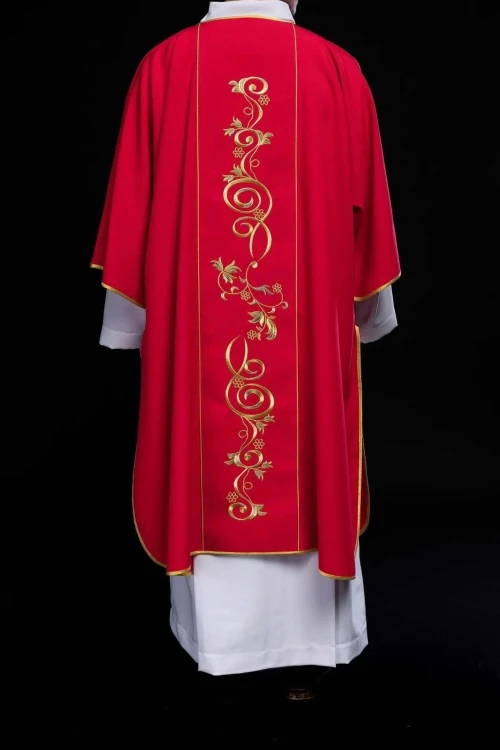 Dalmatyka liturgiczna czerwona z haftowanym pasem IHS – komplet ze stułą