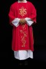 Dalmatyka liturgiczna czerwona z haftowanym pasem IHS – układ zdobienia