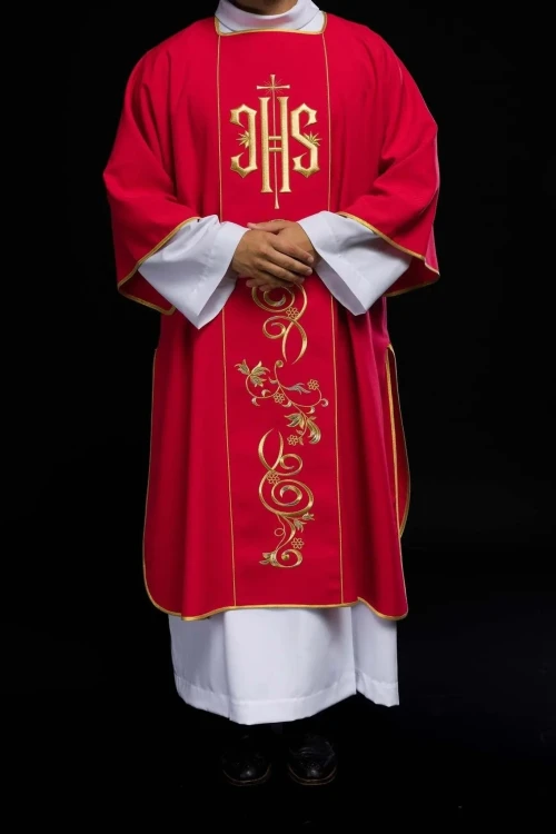 Dalmatyka liturgiczna czerwona z haftowanym pasem IHS – układ zdobienia