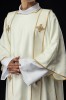 Dalmatyka liturgiczna ecru z dekoracyjnym haftem – widok całej szaty
