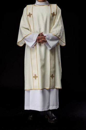 Dalmatyka liturgiczna ecru z dekoracyjnym haftem – główna dekoracja