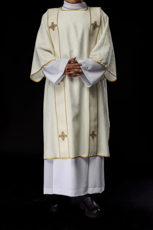 Dalmatyka liturgiczna ecru z dekoracyjnym haftem – główna dekoracja
