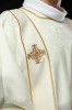 Dalmatyka liturgiczna ecru z dekoracyjnym haftem – zbliżenie haftu