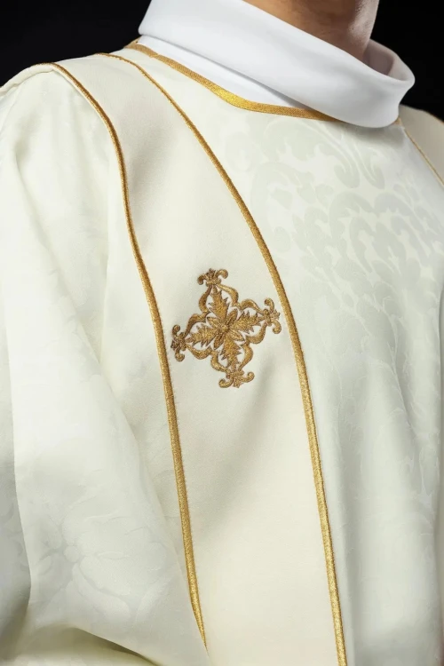 Dalmatyka liturgiczna ecru z dekoracyjnym haftem – zbliżenie haftu