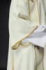 Dalmatyka liturgiczna ecru z dekoracyjnym haftem – wykończenie dekoltu