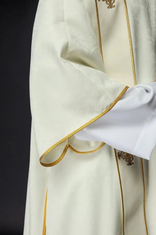 Dalmatyka liturgiczna ecru z dekoracyjnym haftem – wykończenie dekoltu