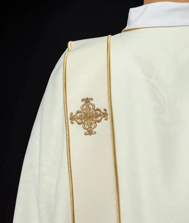 Dalmatyka liturgiczna ecru z dekoracyjnym haftem – widok z boku