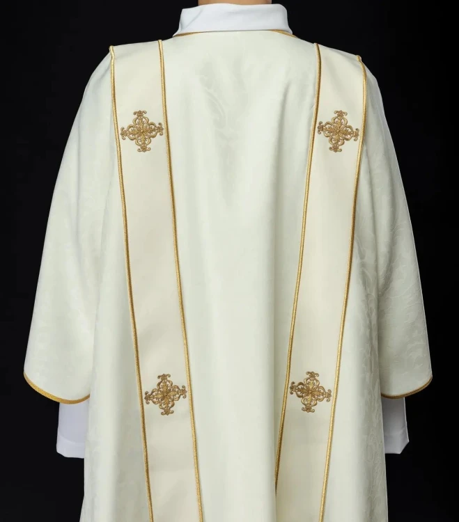 Dalmatyka liturgiczna ecru z dekoracyjnym haftem – widok z tyłu