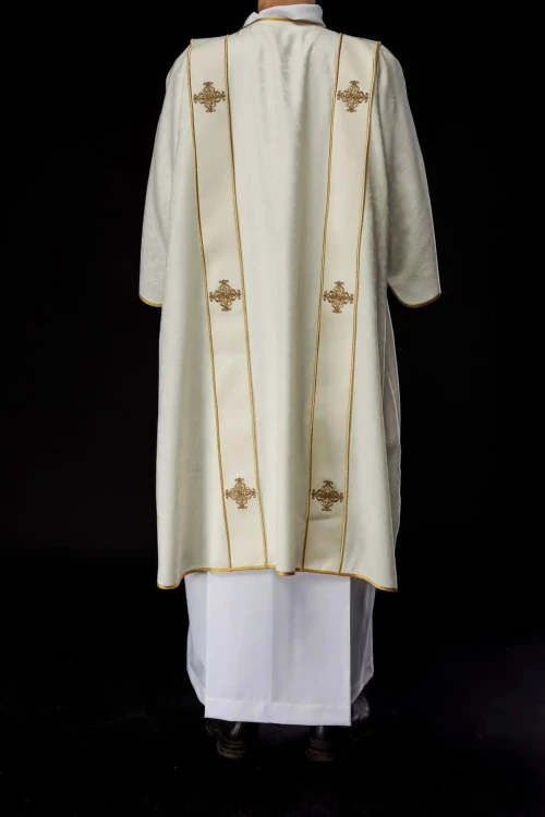 Dalmatyka liturgiczna ecru z dekoracyjnym haftem – struktura tkaniny