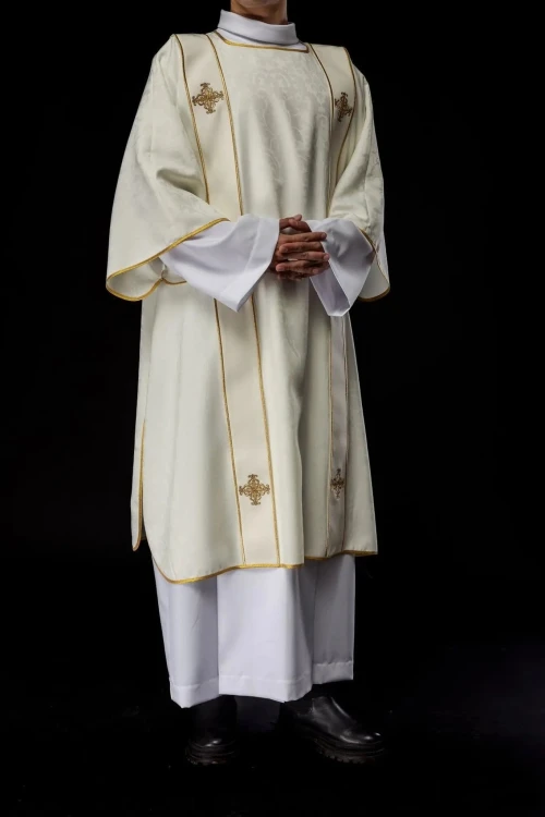 Dalmatyka liturgiczna ecru z dekoracyjnym haftem – detal wykończenia