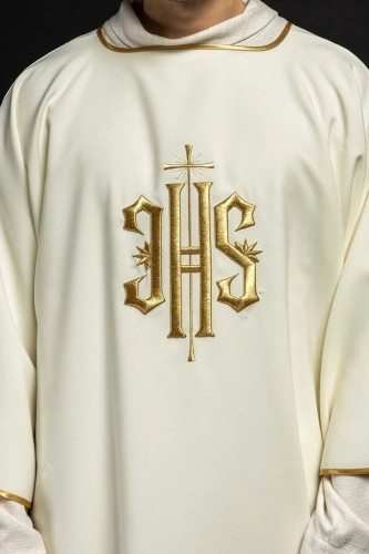 Dalmatyka liturgiczna ecru z haftem IHS – widok całej szaty